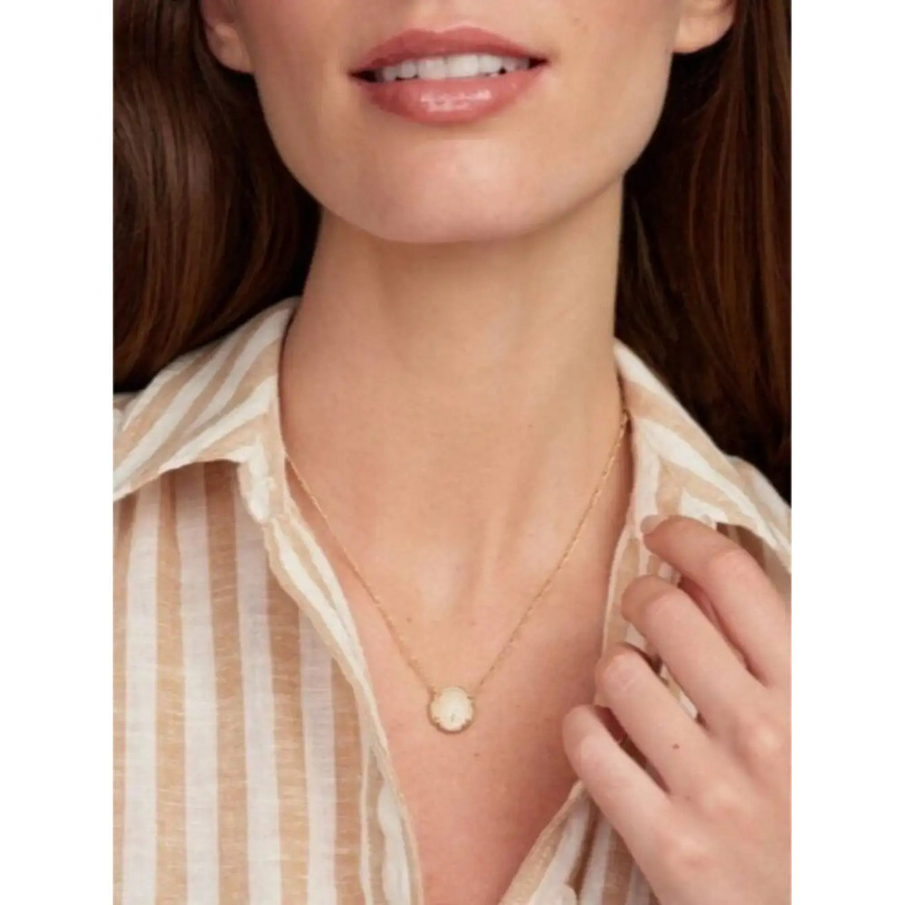 ?????? Kendra Scott x Sand Dollar Gold Short Pendant Necklace - Picture 4 of 5